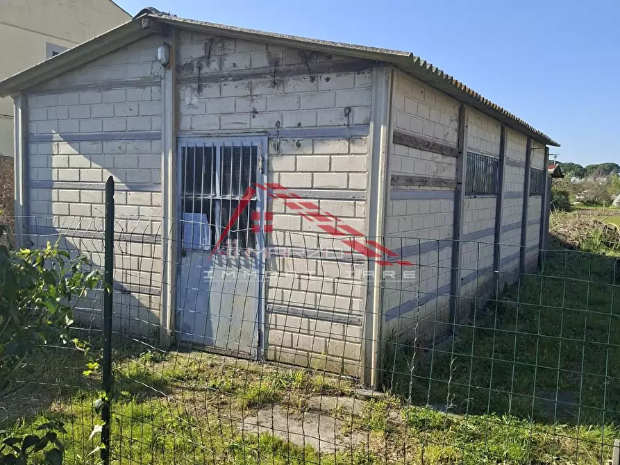 Immagine 1 di Magazzino in vendita  a Cascina