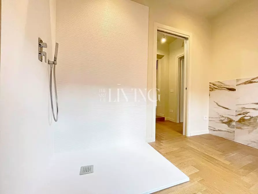 Immagine 17 di Appartamento in vendita  a Lucca