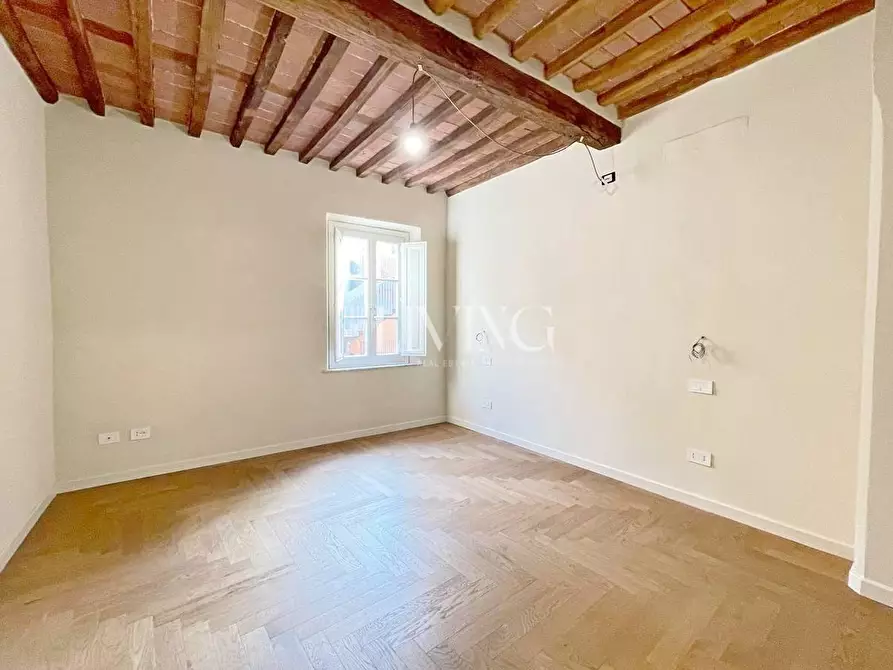Immagine 11 di Appartamento in vendita  a Lucca