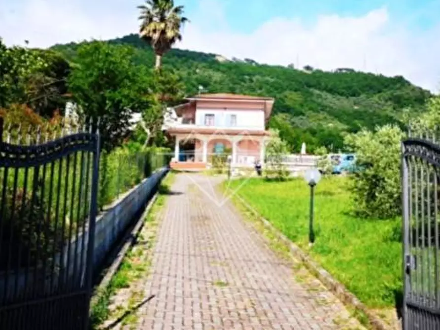 Immagine 15 di Villa in vendita  a Carrara