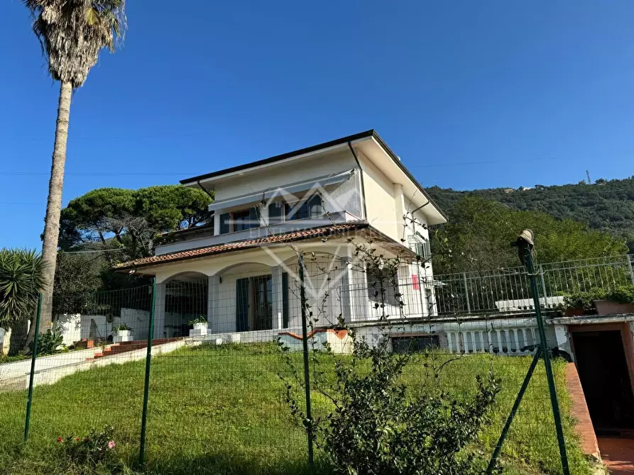 Immagine 14 di Villa in vendita  a Carrara