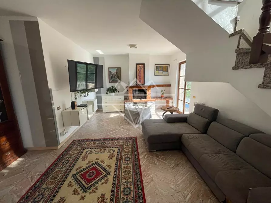 Immagine 2 di Villa in vendita  a Carrara