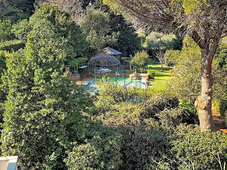 Immagine 52 di Villa in vendita  a Livorno