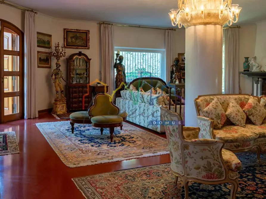 Immagine 3 di Villa in vendita  a Livorno