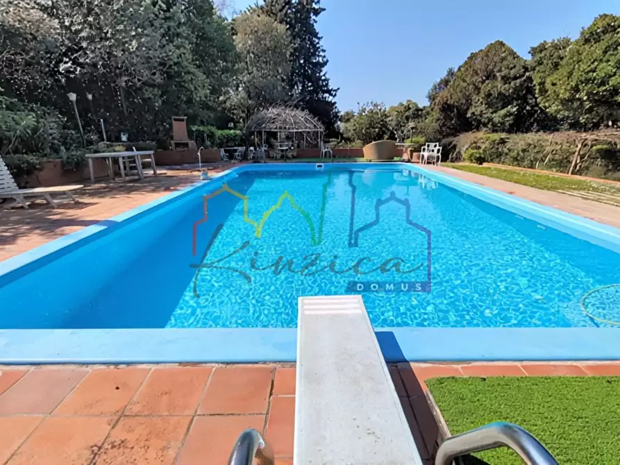 Immagine 1 di Villa in vendita  a Livorno