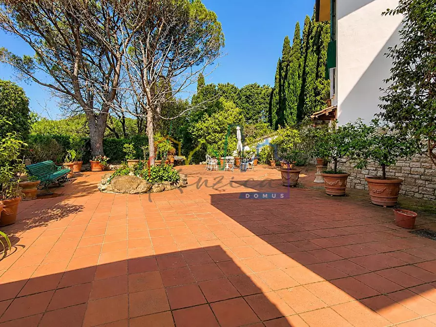 Immagine 41 di Villa in vendita  a Livorno