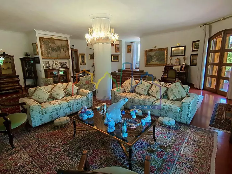 Immagine 9 di Villa in vendita  a Livorno