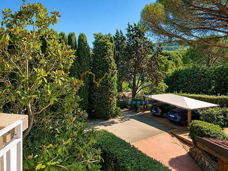 Immagine 25 di Villa in vendita  a Livorno