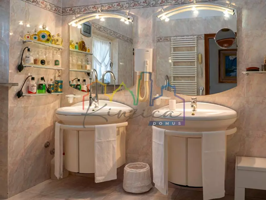 Immagine 43 di Villa in vendita  a Livorno