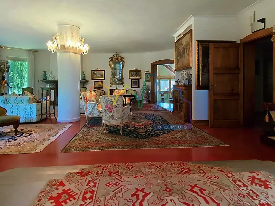 Immagine 2 di Villa in vendita  a Livorno