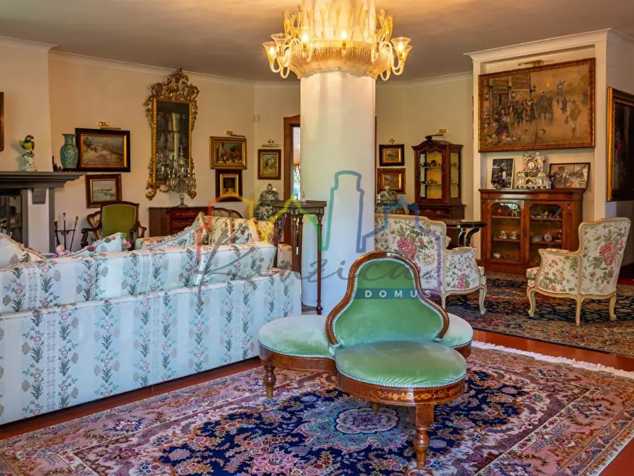 Immagine 6 di Villa in vendita  a Livorno