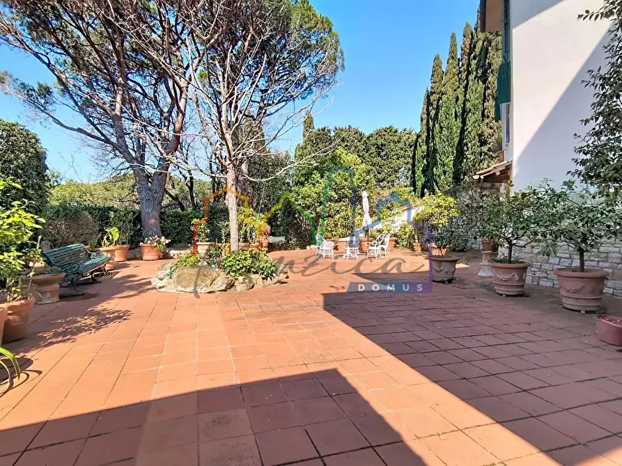 Immagine 20 di Villa in vendita  a Livorno