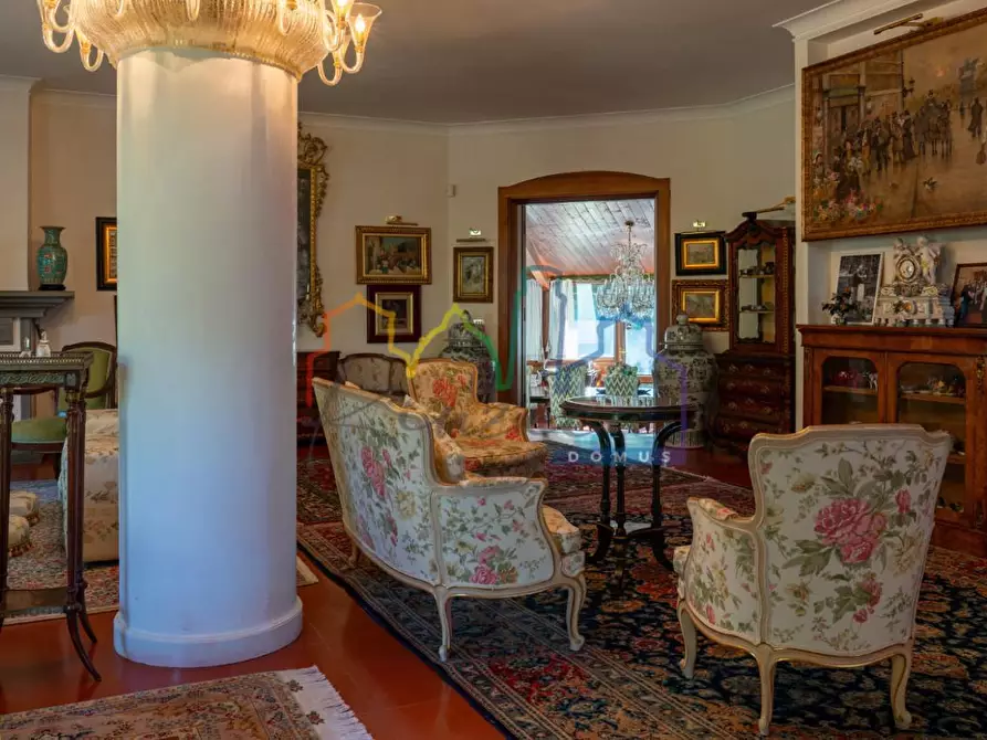 Immagine 10 di Villa in vendita  a Livorno