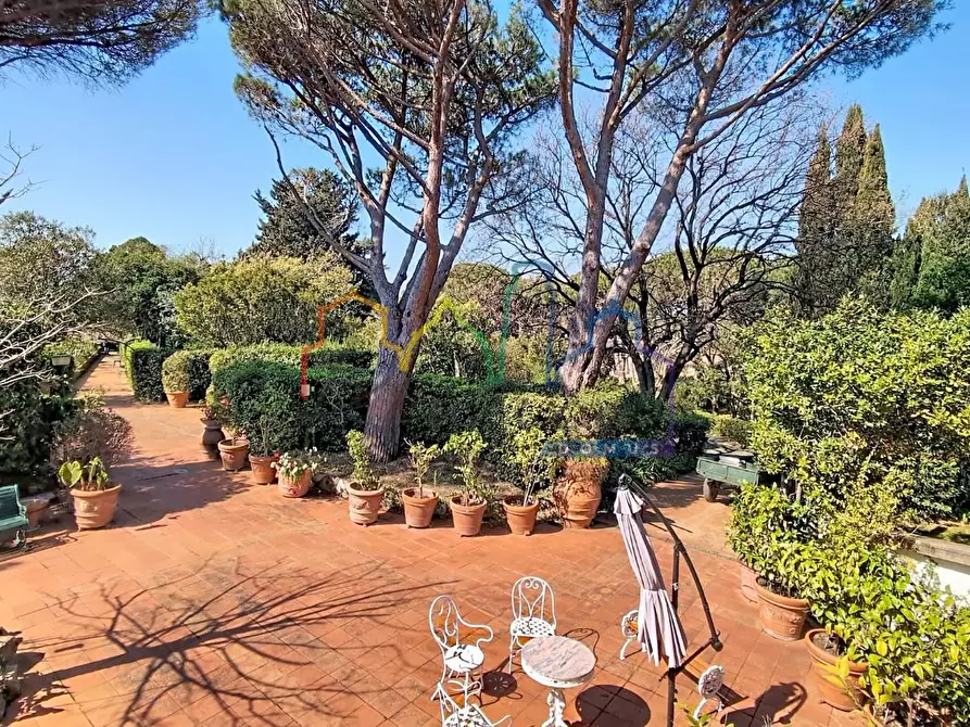 Immagine 48 di Villa in vendita  a Livorno