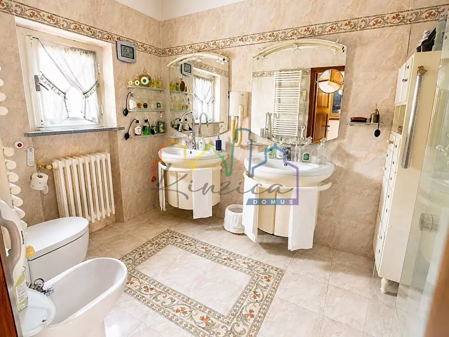 Immagine 26 di Villa in vendita  a Livorno