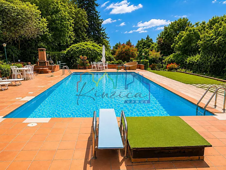 Immagine 1 di Villa in vendita  a Livorno