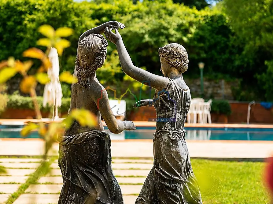 Immagine 46 di Villa in vendita  a Livorno