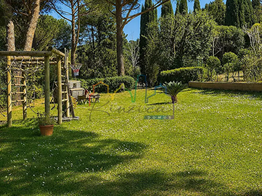Immagine 3 di Villa in vendita  a Livorno