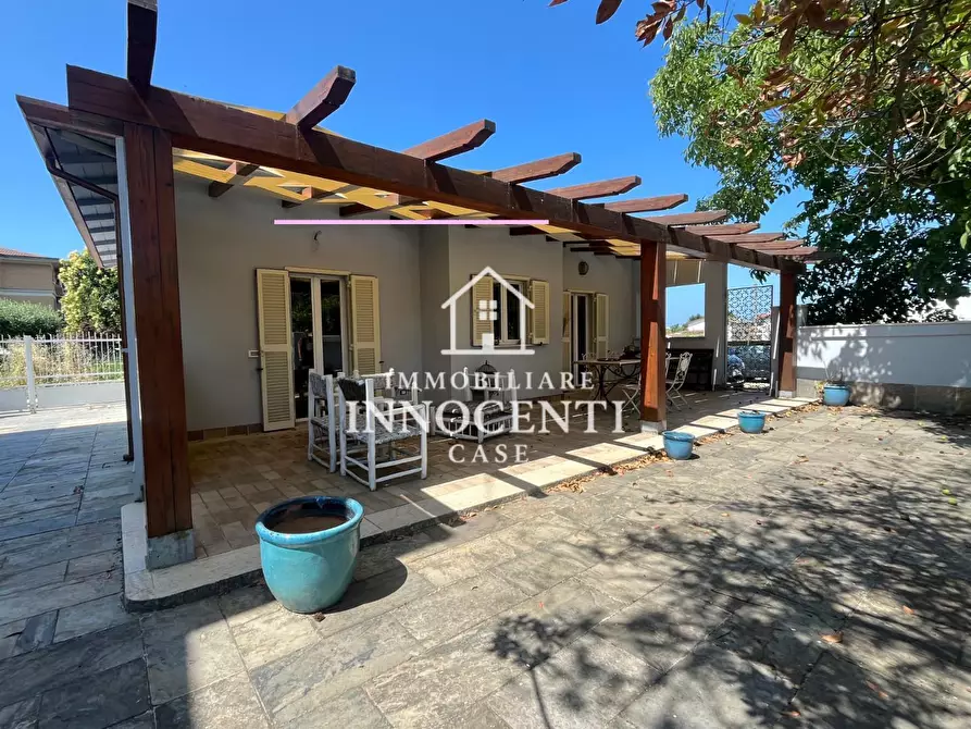 Immagine 1 di Casa indipendente in vendita  a Massa