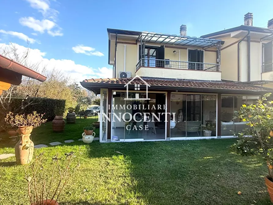 Immagine 1 di Villetta a schiera in vendita  a Massa