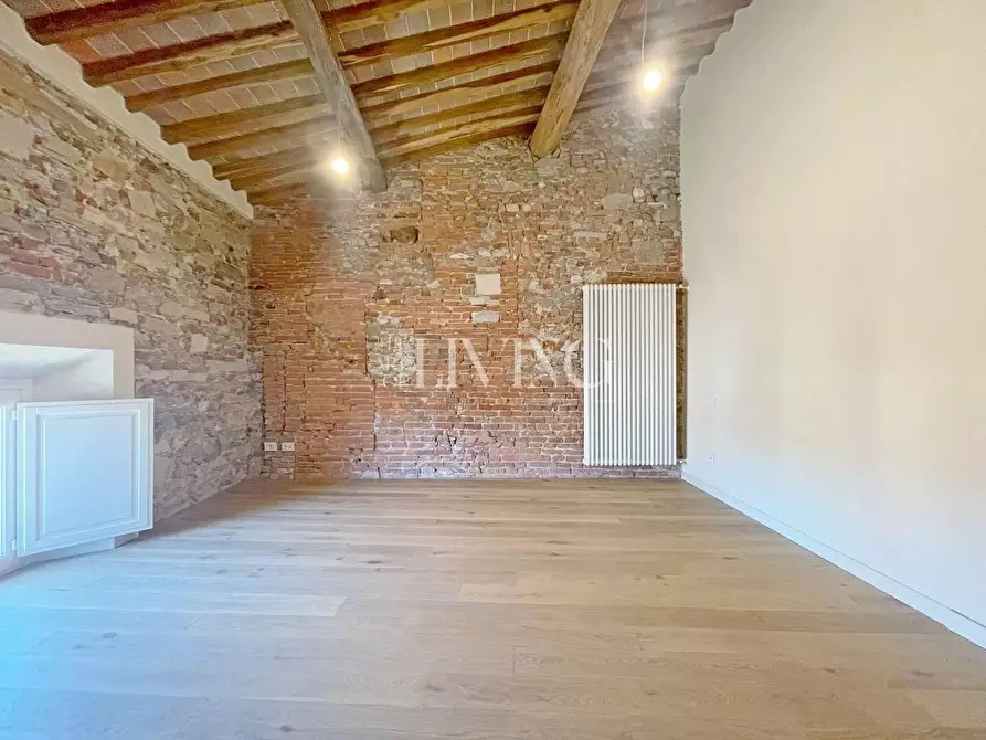 Immagine 11 di Appartamento in vendita  a Lucca