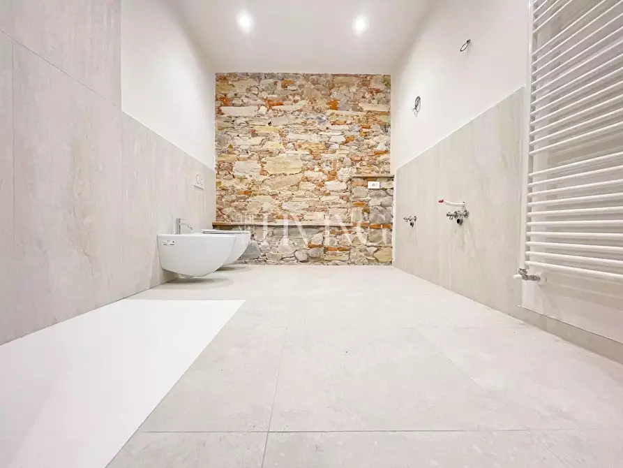 Immagine 16 di Appartamento in vendita  a Lucca