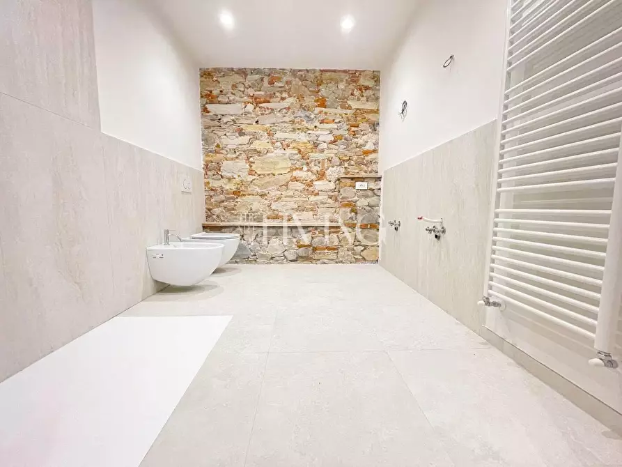 Immagine 17 di Appartamento in vendita  a Lucca