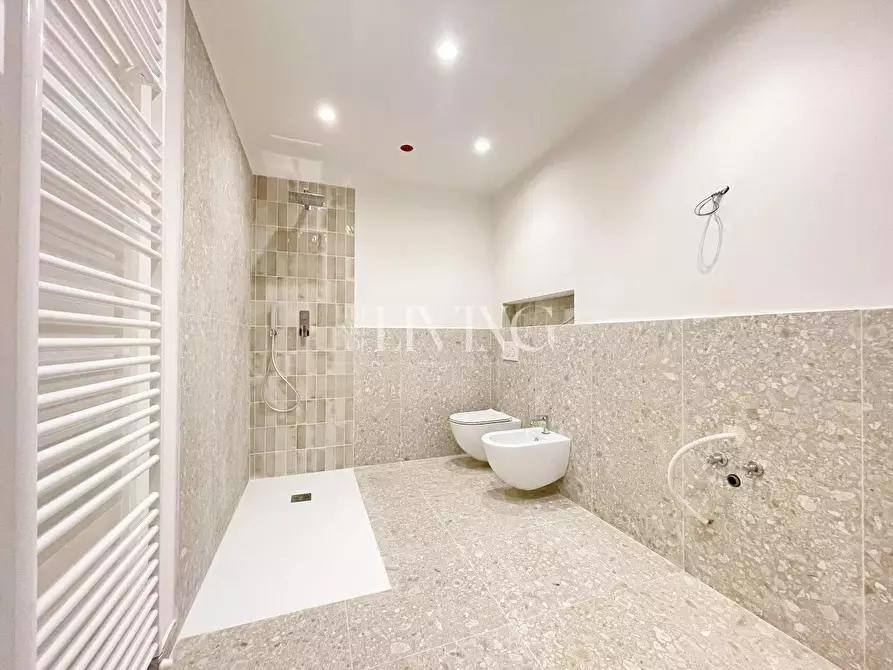 Immagine 13 di Appartamento in vendita  a Lucca