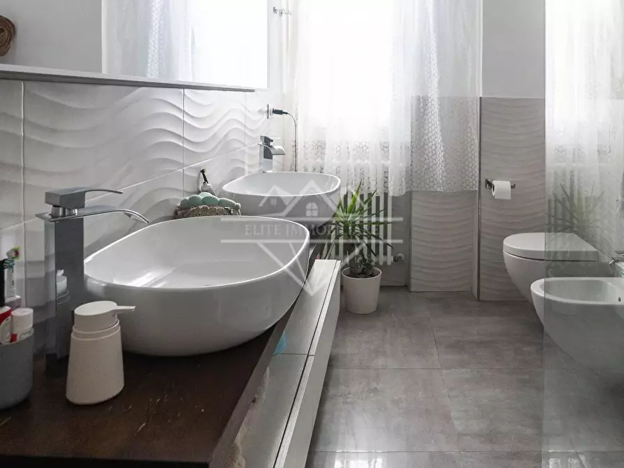 Immagine 16 di Appartamento in vendita  a Carrara