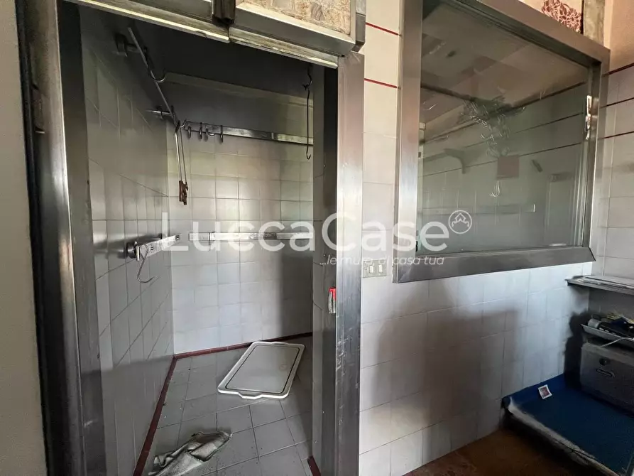 Immagine 6 di Locale commerciale in vendita  a Capannori