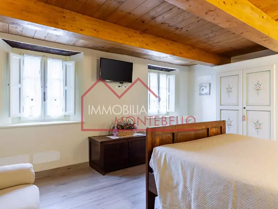 Immagine 17 di Casa colonica in vendita  a Camaiore