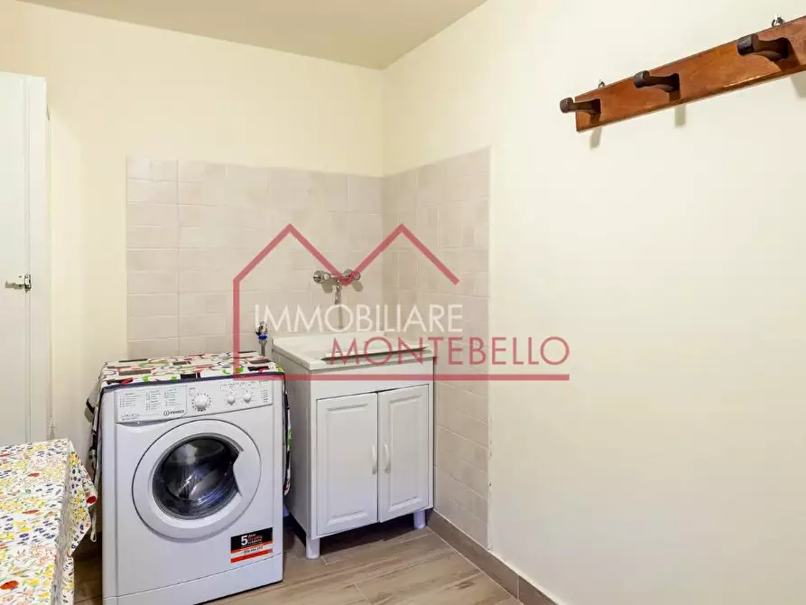 Immagine 8 di Casa colonica in vendita  a Camaiore