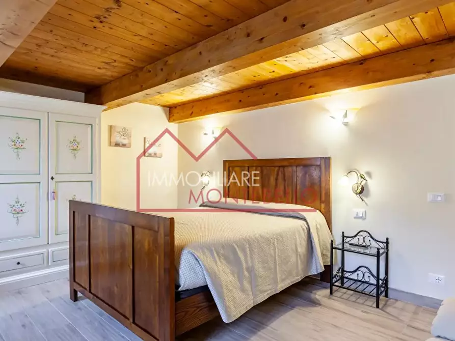 Immagine 19 di Casa colonica in vendita  a Camaiore