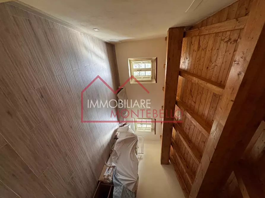 Immagine 29 di Casa colonica in vendita  a Camaiore