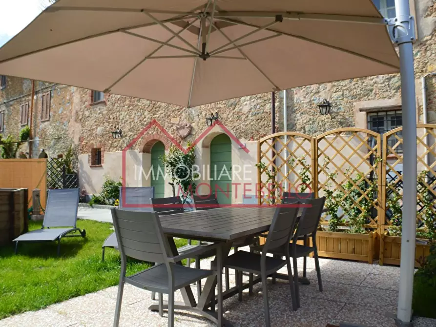 Immagine 2 di Casa colonica in vendita  a Camaiore