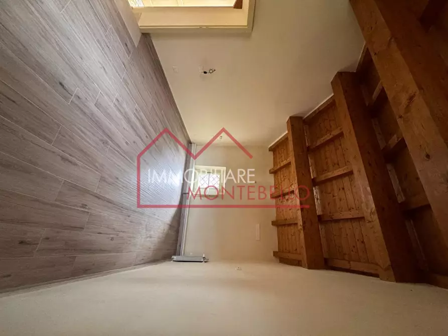 Immagine 33 di Casa colonica in vendita  a Camaiore