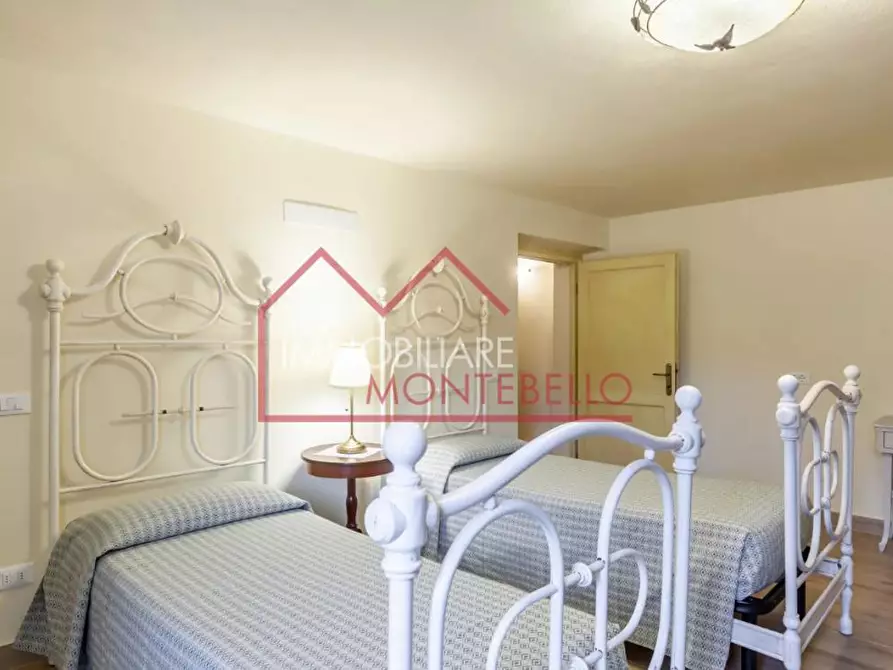 Immagine 16 di Casa colonica in vendita  a Camaiore