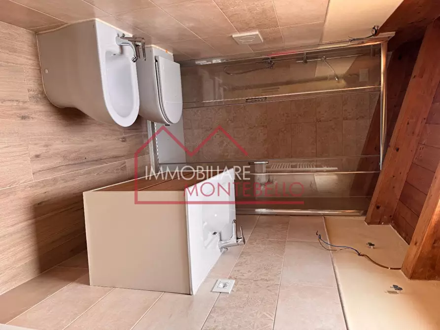 Immagine 31 di Casa colonica in vendita  a Camaiore