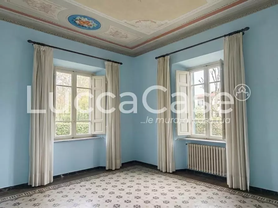 Immagine 2 di Villa in vendita  a Lucca
