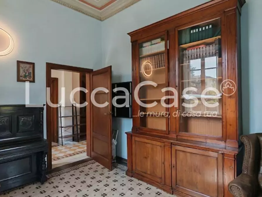 Immagine 1 di Villa in vendita  a Lucca