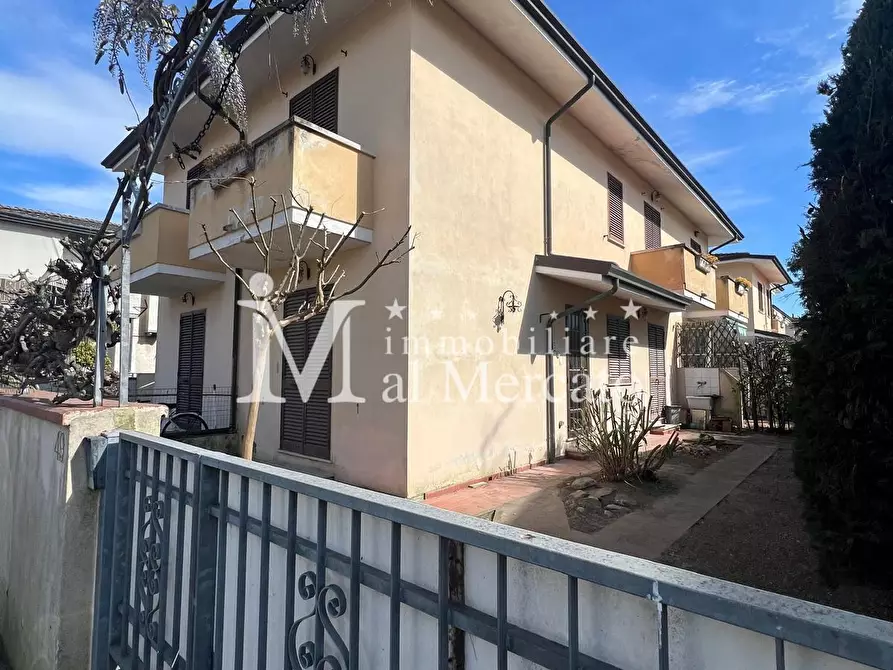 Immagine 2 di Villetta a schiera in vendita  a Viareggio