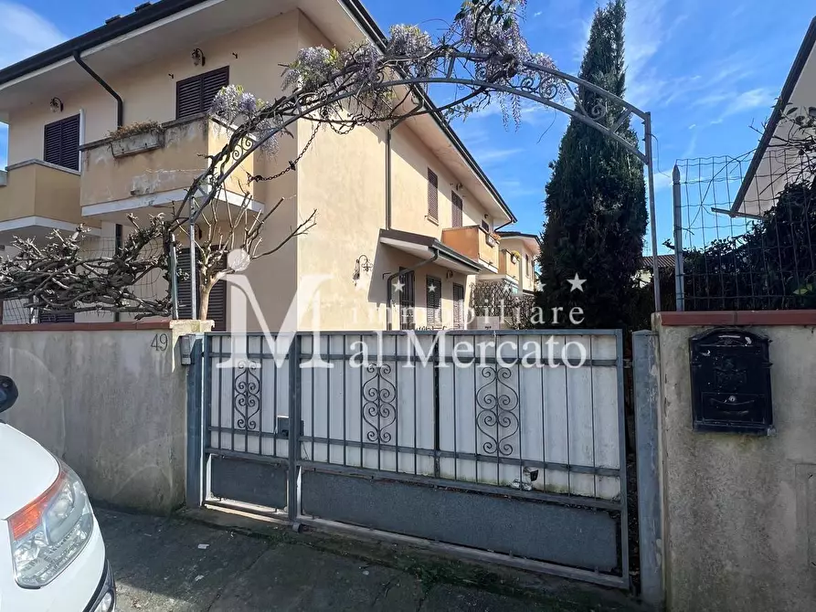 Immagine 1 di Villetta a schiera in vendita  a Viareggio