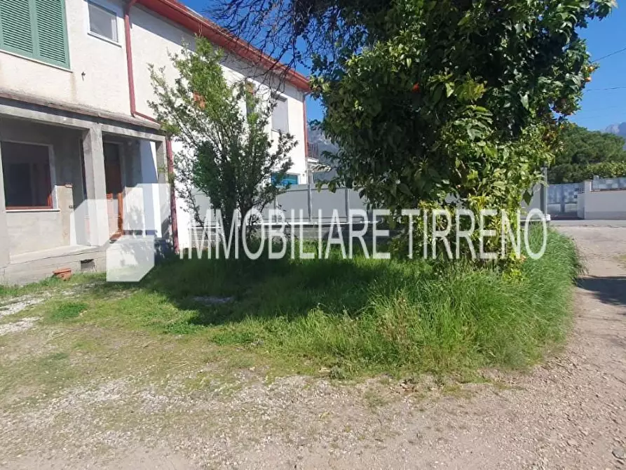 Immagine 1 di Appartamento in vendita  a Massa