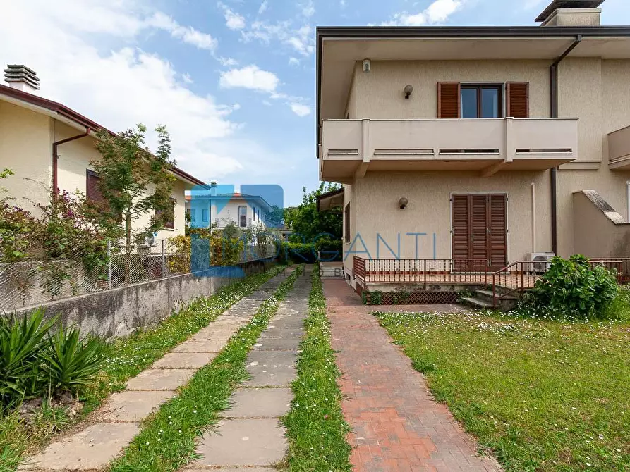 Immagine 2 di Casa bifamiliare in vendita  a Pietrasanta