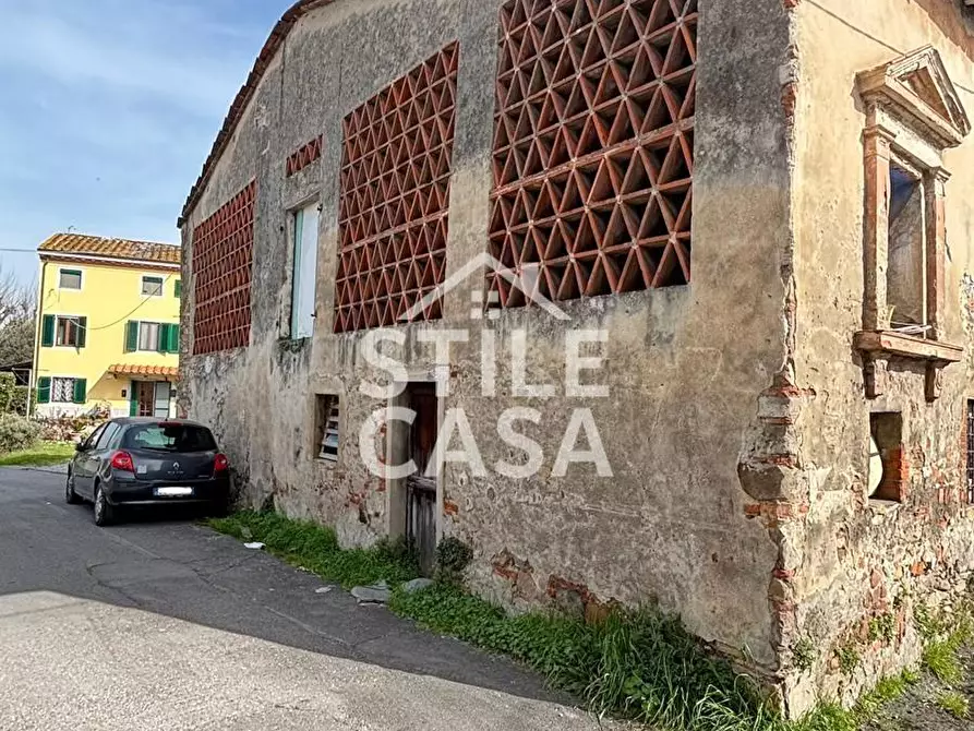 Immagine 3 di Deposito in vendita  a Capannori