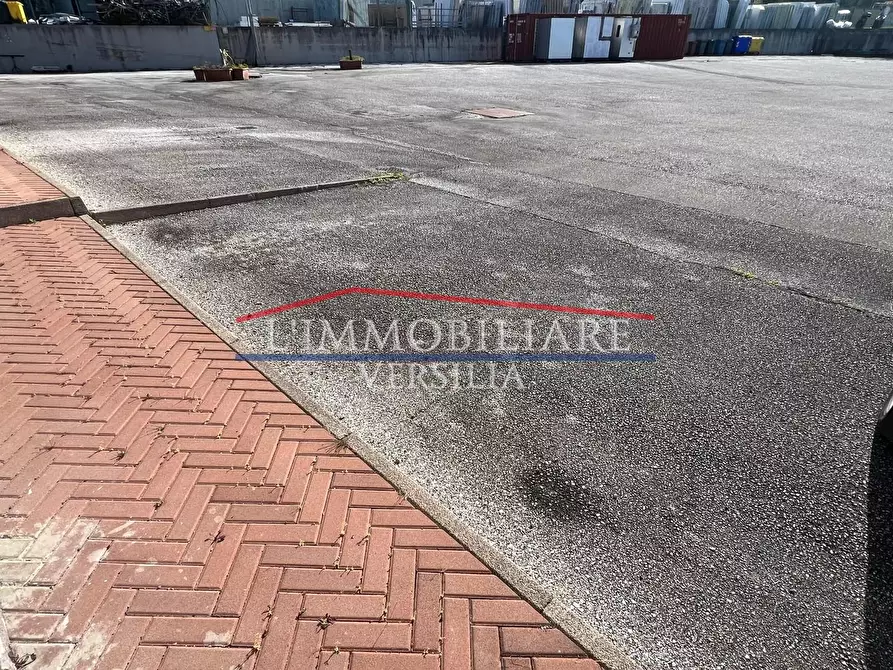 Immagine 16 di Capannone industriale in vendita  a Montignoso