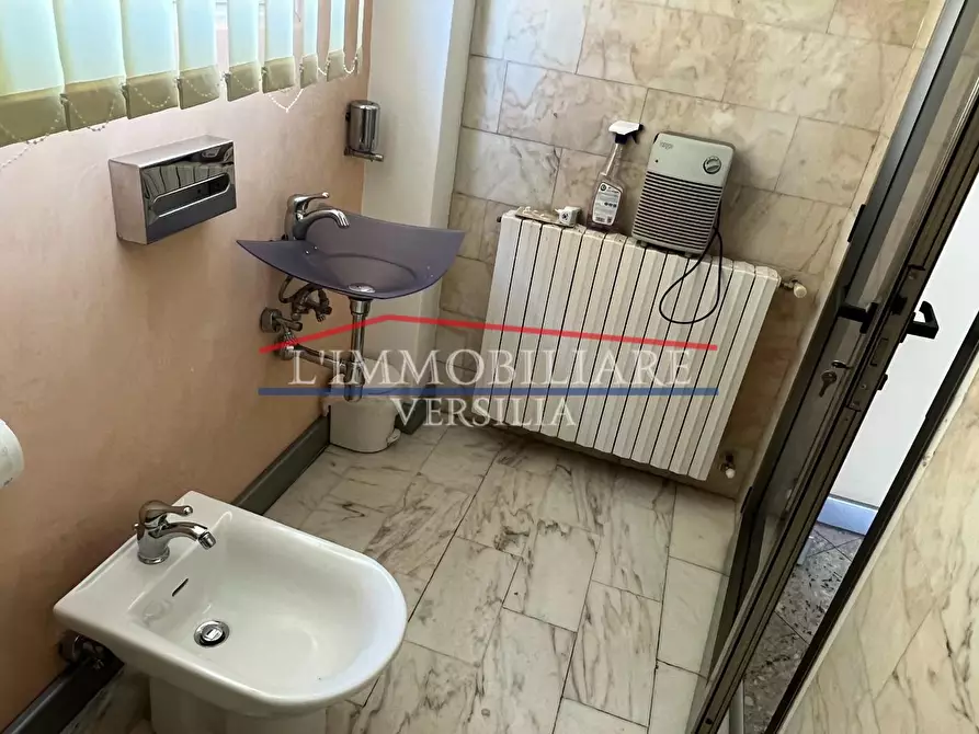 Immagine 26 di Capannone industriale in vendita  a Montignoso