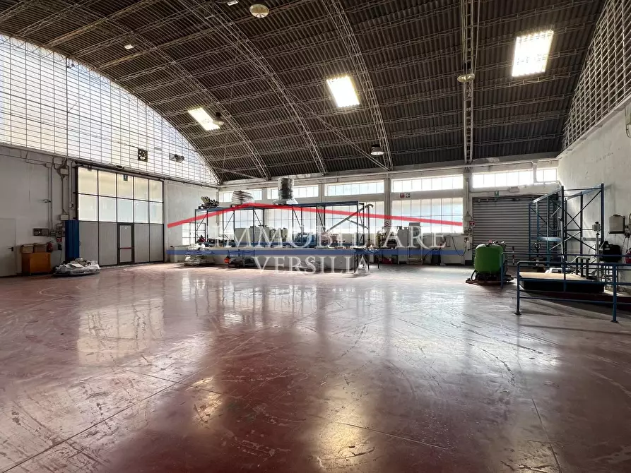 Immagine 5 di Capannone industriale in vendita  a Montignoso