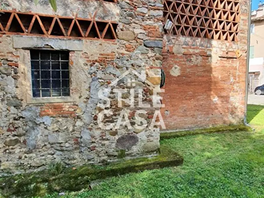 Immagine 6 di Deposito in vendita  a Lucca