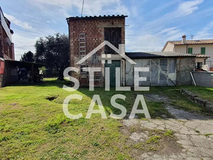 Immagine 1 di Deposito in vendita  a Lucca